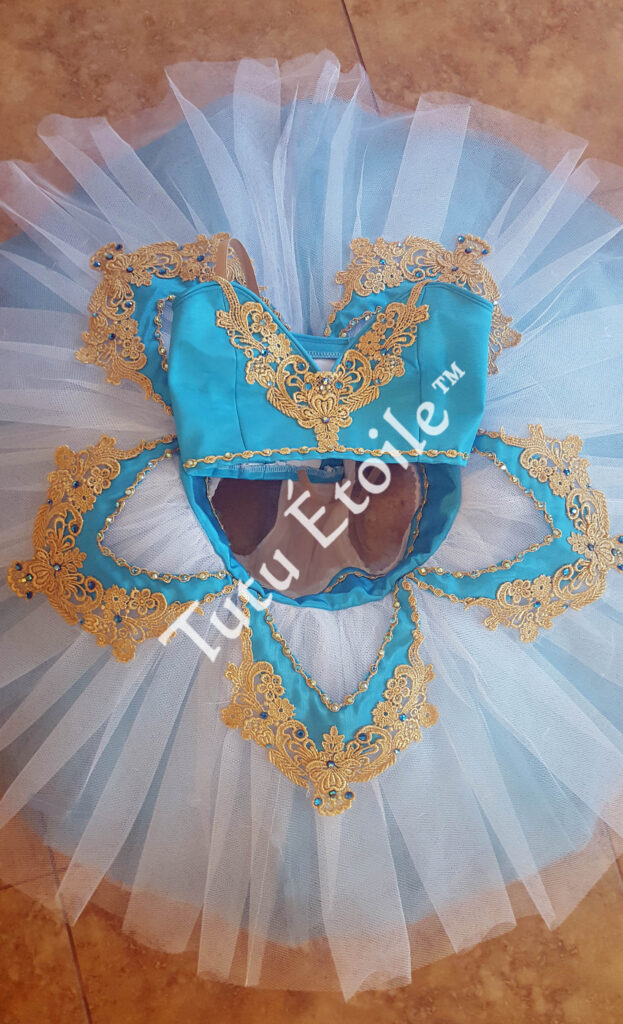 Teal white and gold, Le Corsaire